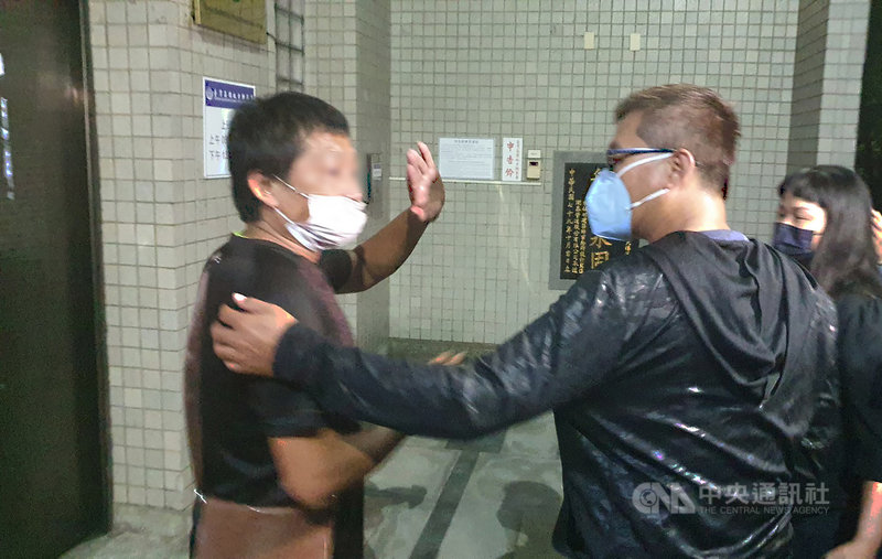 高雄「城中城」大樓惡火案,涉案情侶疑點香釀災,涉案黃姓女子15日晚間遭聲押、郭姓男子(左)則由家屬籌措新台幣6萬元辦理交保,郭男獲釋後面對媒體,他說,自己沒有犯罪。中央社記者洪學廣攝 110年10月15日