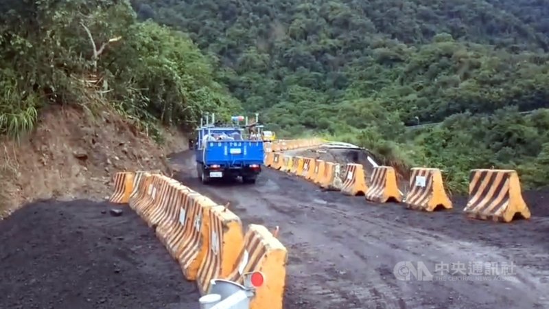 颱風圓規外圍環流為台東帶來連日豪雨,連接台東、花蓮的玉長公路東端路基下陷,道路封閉,14日晚間便道搶修完成,15日確認安全無虞後開放通行。(台東縣警察局提供)中央社記者盧太城台東傳真 110年10月15日