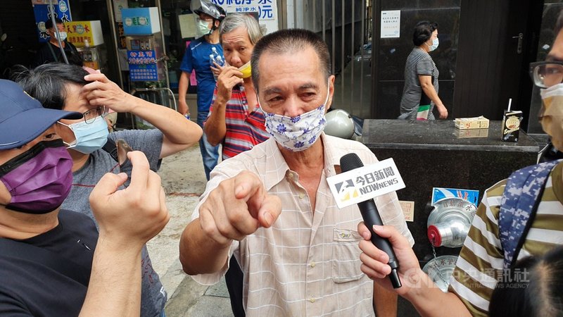 高雄「城中城」大樓火災釀嚴重傷亡,1樓茶具行洪姓老闆(中)15日上午重回現場,向媒體指出起火點茶具行後方小套房位置。他表示,這次火災燒掉許多古董,損失慘重。中央社記者洪學廣攝 110年10月15日