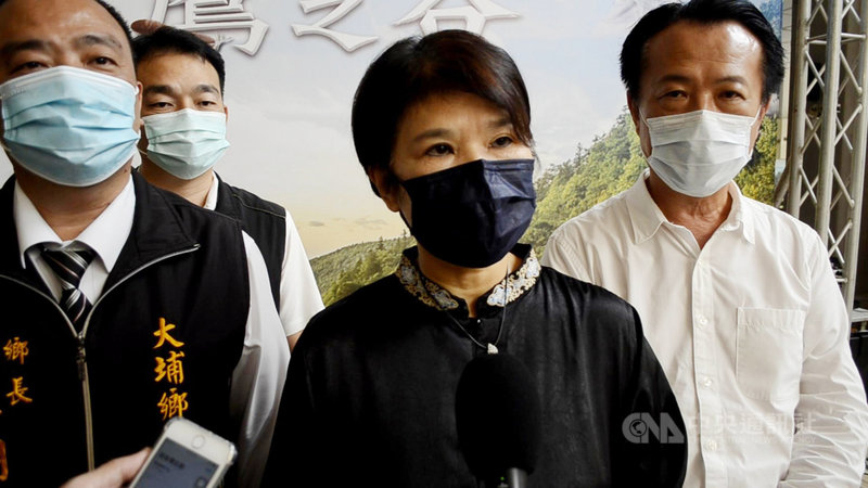 雯翔舞團團長郭玉雯(前中)15日在「山水悠情、鷹之谷」記者會表示,舞團從民國98年開始以嘉義縣18鄉鎮市的故事為創作題材,演出「一鄉一特色」系列舞碼,「山水悠情、鷹之谷」是第12齣舞劇,還有6鄉鎮的故事待創作。中央社記者蔡智明攝 110年10月15日