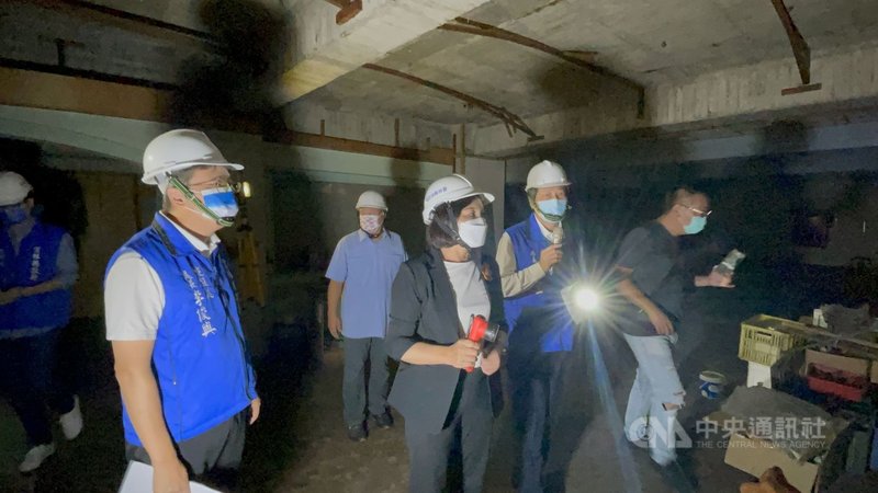 高雄「城中城」大樓大火釀重大傷亡，雲林縣長張麗善（前中）15日率隊稽查斗六市雙子星大樓，並指示消防局、建設處加速稽查老舊大樓安全設備。中央社記者姜宜菁攝  110年10月15日