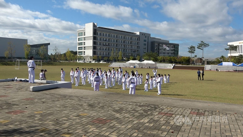 被接到韓國避難的阿富汗民眾現住在忠清北道鎮川郡的國家公務員人力開發院,為幫助孩童自然適應韓國文化,當地政府安排每週3次的跆拳道課程。中央社記者廖禹揚鎮川郡攝 110年10月15日