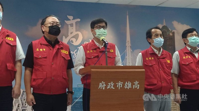 高雄市鹽埕區城中城大樓火警造成重大傷亡,高雄市長陳其邁(右3)14日晚間率市府首長向市民鞠躬致歉,強調會組調查小組檢討改進。中央社記者蔡孟妤攝 110年10月14日