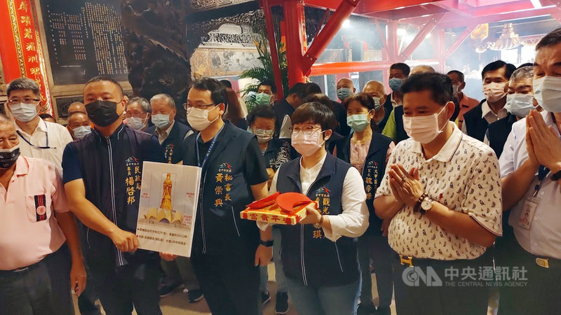 台中大安港媽祖文化園區因無雕像,閒置許久,台中市觀旅局長韓育琪(前右3)15日到鎮瀾宮參拜,擲筊決定雕像為石雕材質。(市府提供)中央社記者趙麗妍傳真 110年10月15日