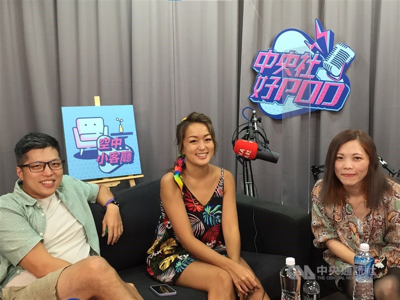 「百靈果News」Podcast排行榜上的常勝軍,主持人凱莉(中)與Ken(左),日前接受「空中小客廳」主持人張若瑤(右)訪問表示,兩人個性互補,一個主內一個主外。中央社記者吳桓中攝 110年10月15日
