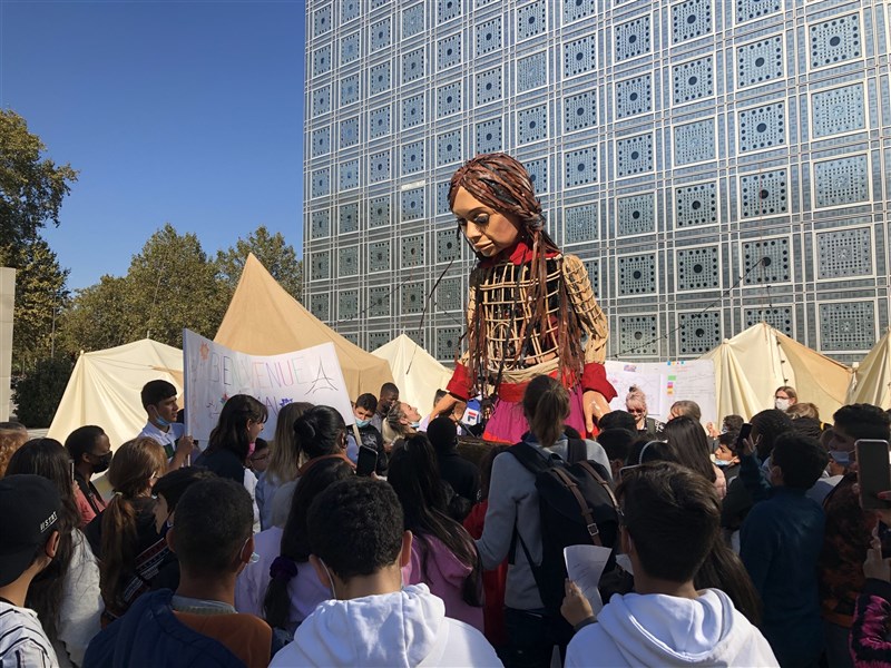 以敘利亞女童為模型製作的3.5公尺巨型人偶小艾瑪爾跨越8國、行經8000公里，近日現身巴黎街頭。（圖取自twitter.com/imarabe）