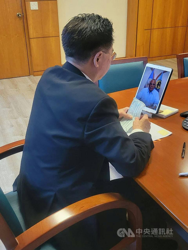 外交部長吳釗燮15日與貝里斯外長寇特尼視訊,兩人就台海局勢、台灣國際參與、對抗疫情等雙邊共同關切議題交換意見。(外交部提供)中央社記者鍾佑貞傳真 110年10月15日