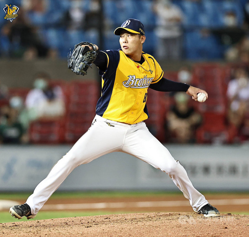 中華職棒中信兄弟隊15日推出投手魏碩成先發,為他本季初登板,繳出5局無失分好投,送出4次三振,助隊擊敗樂天桃猿隊,也拿下本季首勝。(中信兄弟提供)中央社記者楊啟芳傳真 110年10月15日