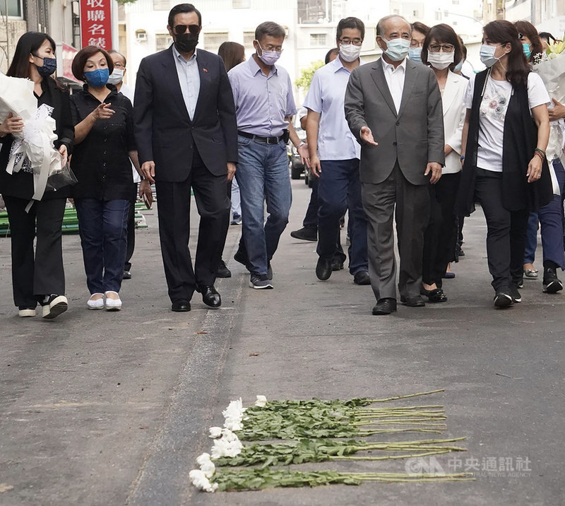 高雄城中城大火造成46人死亡、41傷慘劇,前總統馬英九(前左3)、前立法院長王金平(前右2)15日下午在高雄市議會國民黨團等陪同下,到事故現場獻花哀悼。中央社記者董俊志攝 110年10月15日