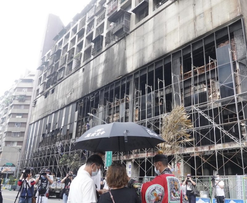 高雄城中城大樓14日凌晨發生火災,造成多人死傷,15日上午有罹難者家屬前往事故現場進行招魂儀式。中央社記者董俊志攝 110年10月15日