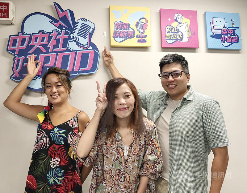 Podcast排行榜上的常勝軍「百靈果News」主持人凱莉(左)與Ken(右)應邀擔任中央社Podcast節目「空中小客廳」嘉賓,分享他們如何成為「百靈果」及8年來搭檔點滴。中央社記者吳桓中攝 110年10月15日