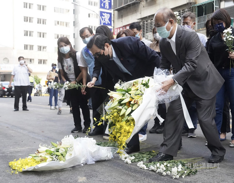 前總統馬英九(前右2)、前立法院長王金平(前右)15日下午前往高雄城中城大火事故現場,向罹難者獻上花束、表達哀悼。中央社記者董俊志攝 110年10月15日
