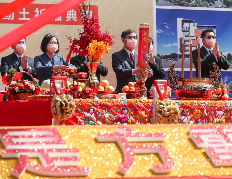 總統蔡英文(前左)15日在台北出席是方電訊LY2智慧機房興建工程動土祈福典禮,與是方電訊董事長吳彥宏(前右2)等進行動土祈福儀式。中央社記者裴禛攝 110年10月15日