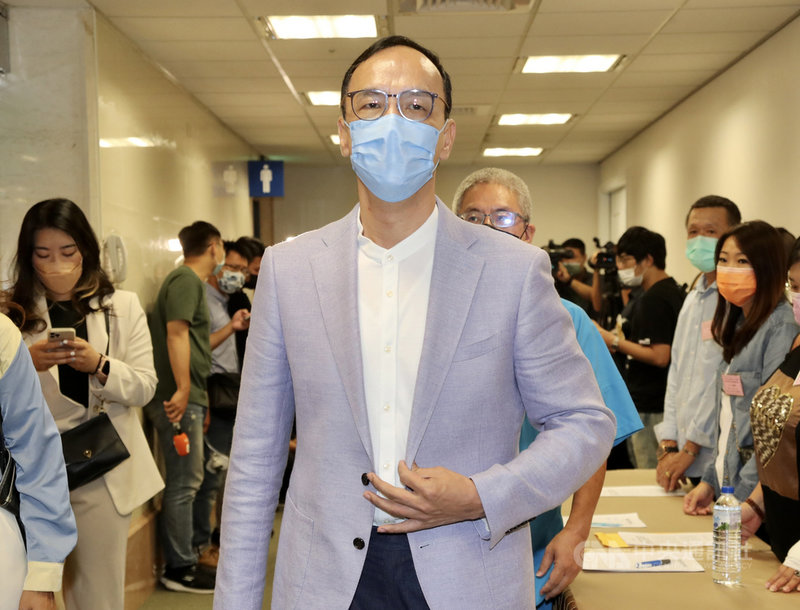 美國前國務卿萊斯以9月台灣立法院爆發肢體衝突為例,懷疑是中國遙控台灣內部親中勢力所為。國民黨主席朱立倫(前)16日出席第24屆大愛獎表揚活動時表示,綠營向美方政治人物提供錯誤訊息,給台灣反對勢力貼上「親中賣台」的標籤。中央社記者張皓安攝 110年10月16日