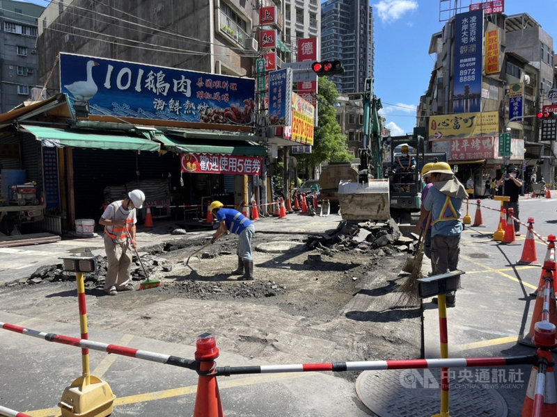 新北市三重區公所16日表示,福德北路、長元街及三和路交叉路口道路塌陷處已完成坑洞填補,下午將鋪設瀝青,預計17日上午恢復通行。(三重區公所提供)中央社記者沈佩瑤新北傳真 110年10月16日