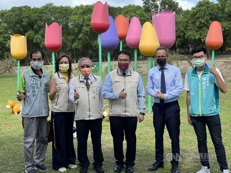 台南市柳營區「2021德元埤荷蘭村風車節」16日開幕,荷蘭在台辦事處代表譚敬南(Guido Tielman)(右2)、台南市長黃偉哲(右3)等人出席。(台南市政府提供)中央社記者張榮祥台南傳真 110年10月16日