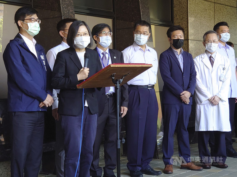 總統蔡英文(前左)16日前往探視高雄城中城大樓火災就醫傷患及家屬,由高雄市長陳其邁(後排左1)、高雄醫學大學董事長陳建志(後排左3)及高醫附設中和紀念醫院長鍾飲文(後排右2)等人陪同。(高醫提供)中央社記者張祈傳真 110年10月16日