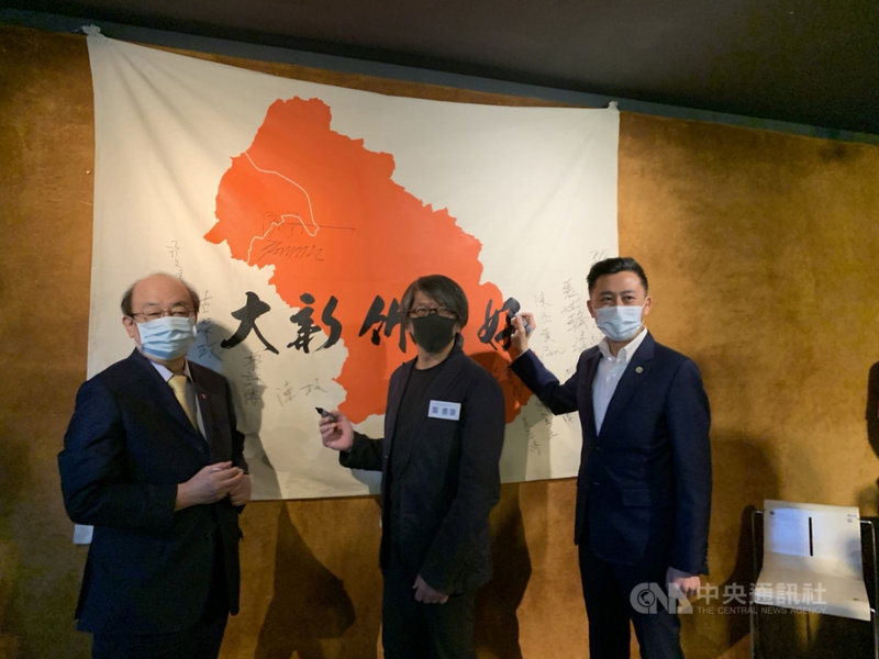 「大新竹當好協會」16日在新竹縣竹北市舉辦成立茶會,新竹市長林智堅(右)、擔任協會理事長的國立陽明交通大學建築研究所教授龔書章(中)、民進黨立法院黨團總召柯建銘(左)出席。(新竹市政府提供)中央社記者魯鋼駿傳真 110年10月16日