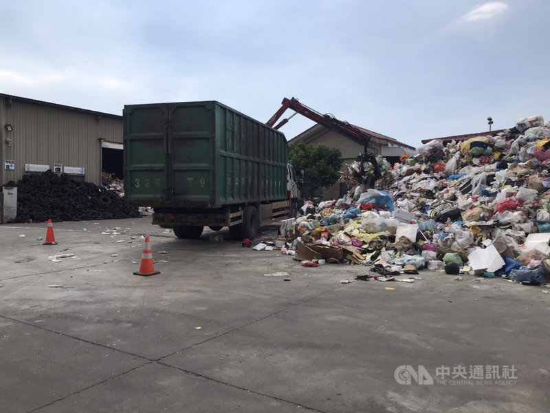 台南今年5月中旬以來資源回收物爆增,永康區回收廠已堆積350公噸回收物,市府已要求10月31日前完成清運。(台南市政府提供)中央社記者張榮祥台南傳真 110年10月16日