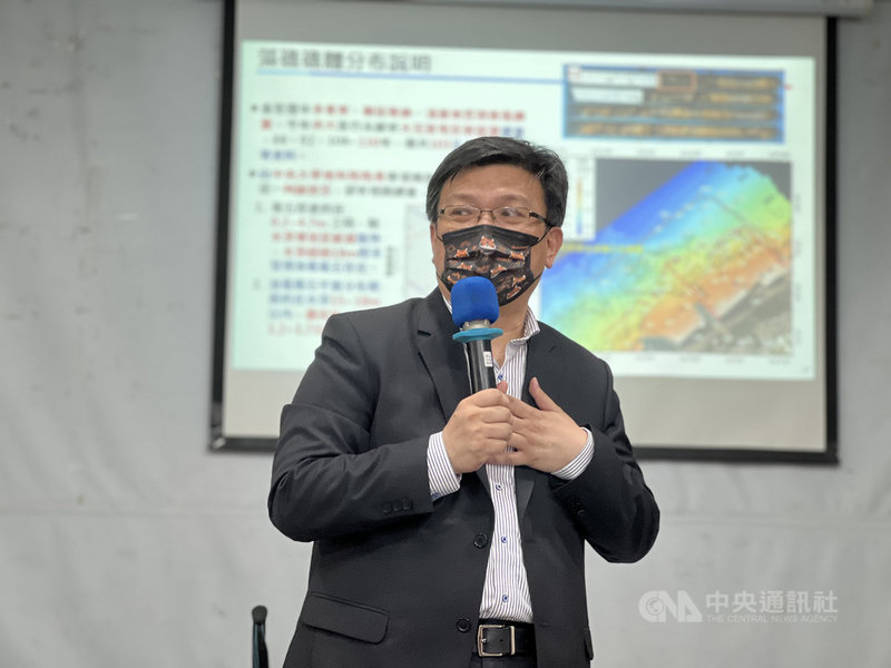 經濟部次長曾文生16日表示,燃氣機組具有快速起停特性,能與再生能源搭配,並具有橋接功能;若三接如期興建,不僅補足北部電力缺口,還能與中南部的接收站互為備援,維持供電穩定、減碳減空污。中央社記者梁珮綺攝 110年10月16日