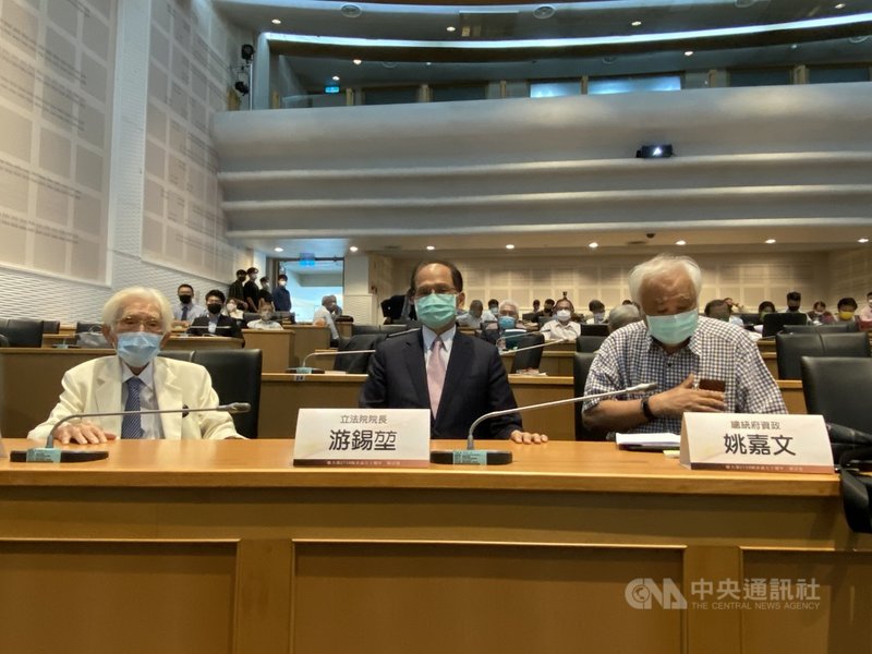 台灣制憲基金會16日舉辦「聯合國大會2758號決議50週年」研討會,台灣制憲基金會董事長辜寬敏(左)、立法院院長游錫堃(中)及總統府資政姚嘉文出席致詞。中央社記者鍾佑貞攝 110年10月16日