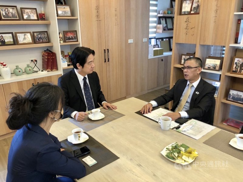 副總統賴清德(中)關心金門醫療現況,15日前往民進黨金門醫療支援服務處辦公室,與執行長蔡其雍(右)交換意見。(蔡其雍提供)中央社記者黃慧敏傳真 110年10月16日