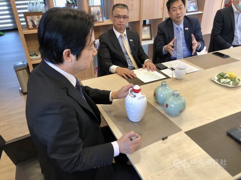 民進黨金門醫療支援服務處執行長蔡其雍(左2)16日表示,副總統賴清德(左1)關心金門醫療現況,兩人交換意見認為金門醫療轉型的根本之計是要逐步推動「醫療在地化」,升級醫療設備及培育在地醫療人才。(蔡其雍提供)中央社記者黃慧敏傳真 110年10月16日