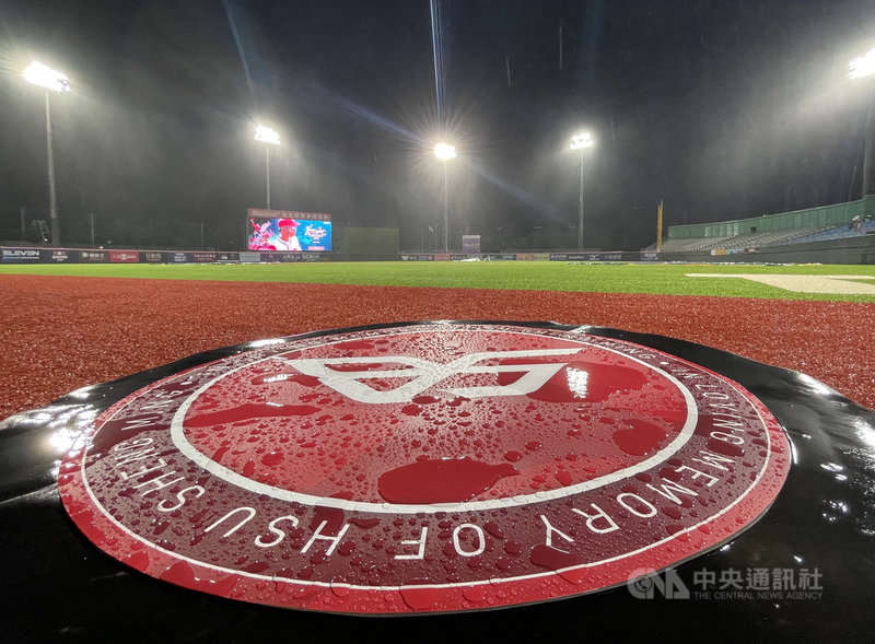 中華職棒16日原本安排在天母棒球場由味全龍隊與中信兄弟隊交手,但因為現場雨勢不斷,比賽將延至11月14日原場地進行補賽,中央社記者張新偉攝 110年10月16日