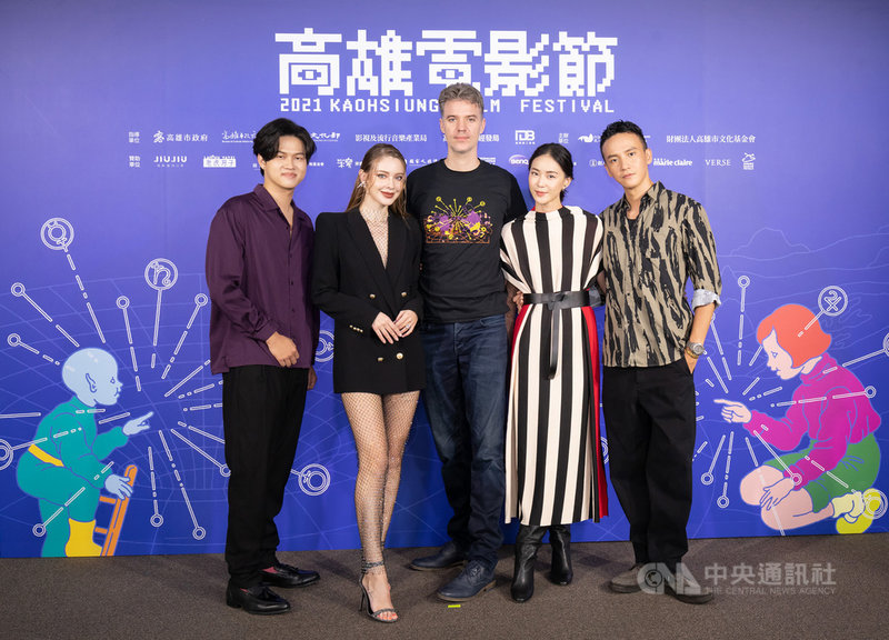 2021高雄電影節持續展開,台荷合資電影「詭祭」16日晚間獻映,荷蘭籍導演王洪飛(中)率片中演員阮承恩(左起)、安妮、曹晏豪(右起)、鍾瑶出席受訪。(高雄電影節提供)中央社記者王心妤傳真 110年10月16日