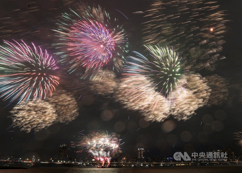 「2021大稻埕情人節」煙火秀16日晚間盛大登場,璀璨煙花將台北市的黯淡雨夜妝點得繽紛多彩,熱鬧吸睛。中央社記者鄭清元攝 110年10月16日