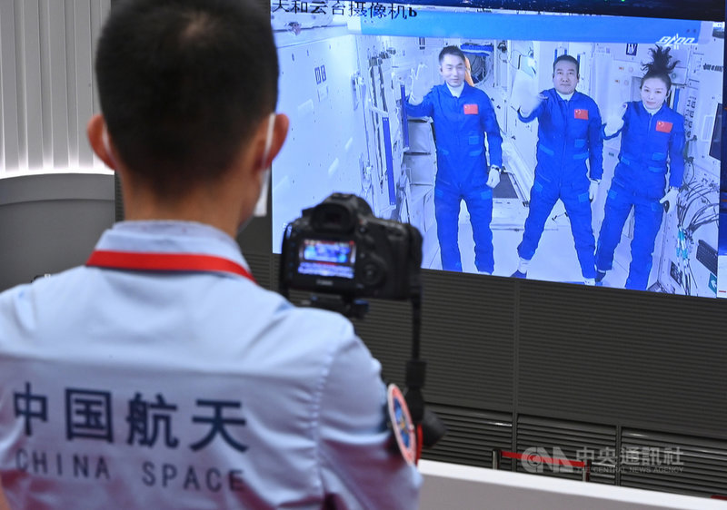 中國神舟十三號太空船16日上午與太空站組合體實現自主快速交會對接,太空員(螢幕內左起)葉光富、翟志剛、王亞平進入太空站核心艙。(中新社提供)中央社 110年10月16日