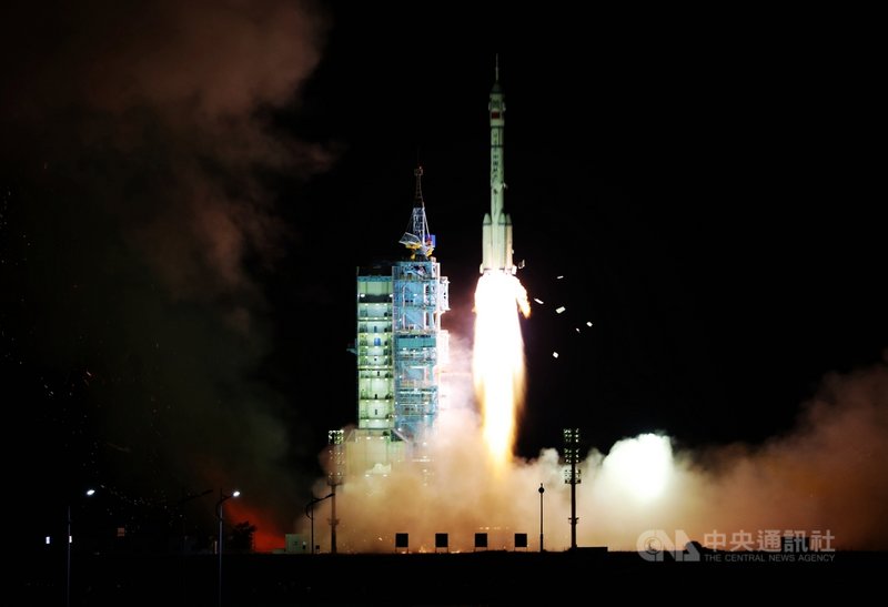 搭載中國神舟十三號載人太空船的「長征二F」火箭(圖)於16日凌晨零時20分,自中國西北部戈壁沙漠的酒泉衛星發射中心升空。(中新社提供)中央社 110年10月16日