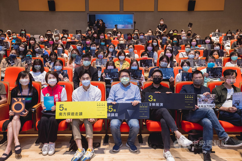 2021南國漫讀節16日起正式登場,屏東縣長潘孟安(前中)表示,南國漫讀節是屏東專屬閱讀品牌,也是全台歷時最長、場次最多的閱讀盛典,今年以「前往南方的閱讀派對」為主題,串連屏東各獨立書店,邀請民眾感受「屏東」這個充滿閱讀的城市。(屏東縣政府文化處提供)中央社記者郭芷瑄傳真 110年10月16日