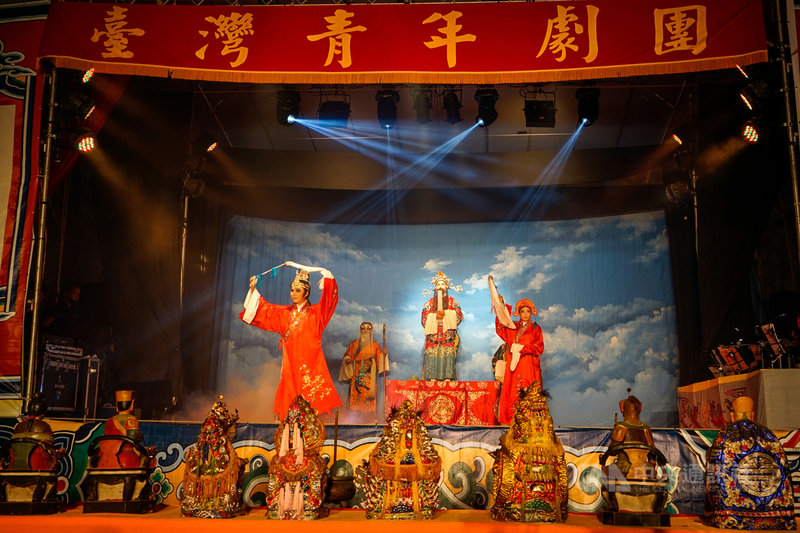 馬祖的媽祖昇天祭活動14日至16日以多元型態陸續展開,15日馬祖境天后宮迎神前往欣賞台灣青年劇團演出的「天上聖母」戲劇。中央社記者邱筠攝 110年10月16日