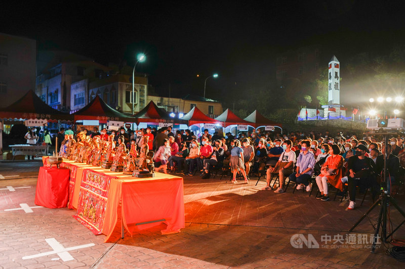 由台灣青年劇團演出的「天上聖母」戲劇在馬港開演,民眾齊聚欣賞媽祖守護鄉里、庇佑海洋社會的傳奇故事。中央社記者邱筠攝 110年10月16日