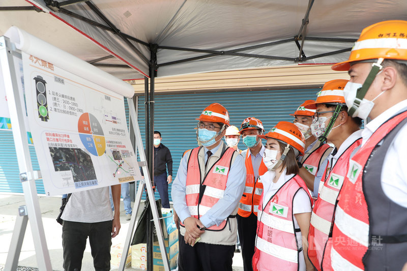 為紓解國道3號關廟交流道至台19甲路口壅塞問題,台南市政府與高速公路局研議改善,在出口匝道外側路段增闢1線右轉專用車道,台南市長黃偉哲(前左)16日視察相關工程進度。(台南市政府提供)中央社記者張榮祥台南傳真 110年10月16日