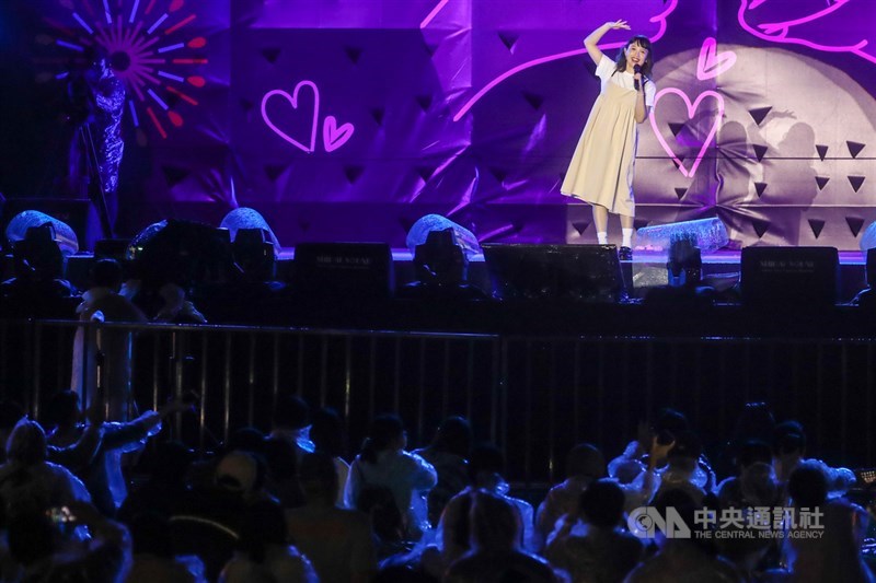 受疫情影響延至10月舉辦的「2021大稻埕情人節」活動,16日晚間熱鬧登場,金曲歌后魏如萱應邀到場壓軸開唱,炒熱現場氣氛。中央社記者裴禛攝 110年10月16日