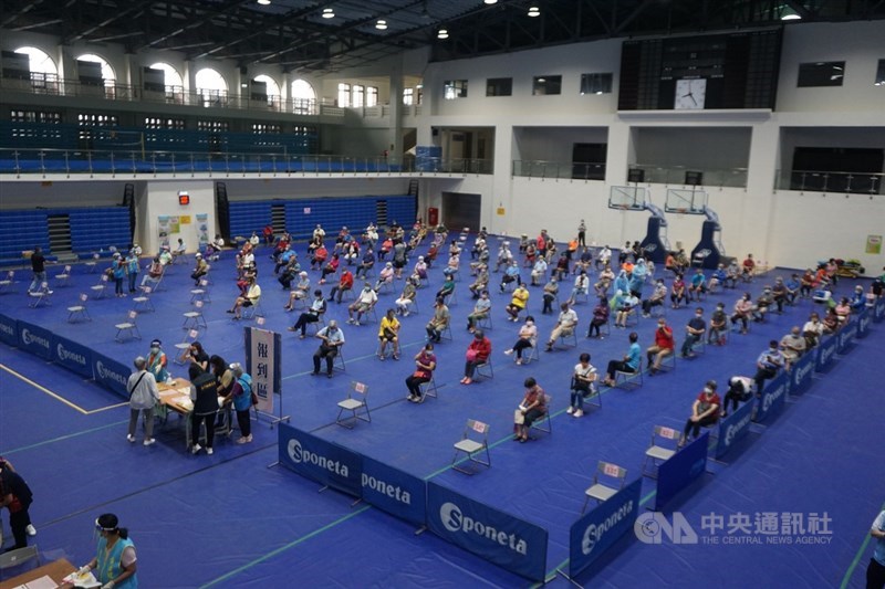 疫情指揮中心16日統計,COVID-19疫苗接種人口涵蓋率破61%。(中央社檔案照片)