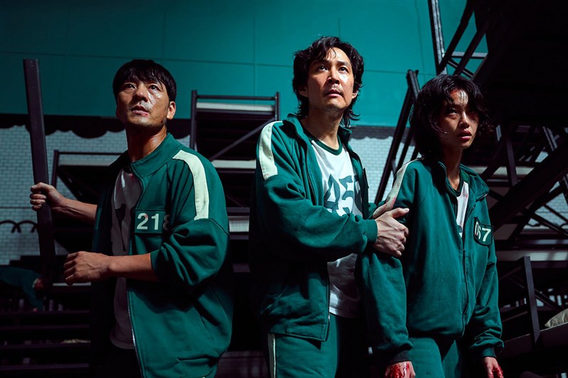 Netflix「魷魚遊戲」爆紅掀追劇熱,卻讓韓國網路服務供應商SK寬頻向Netflix提告,要求對方就「魷魚遊戲」帶來的額外網路流量及維護成本提供賠償。(Netflix提供)
