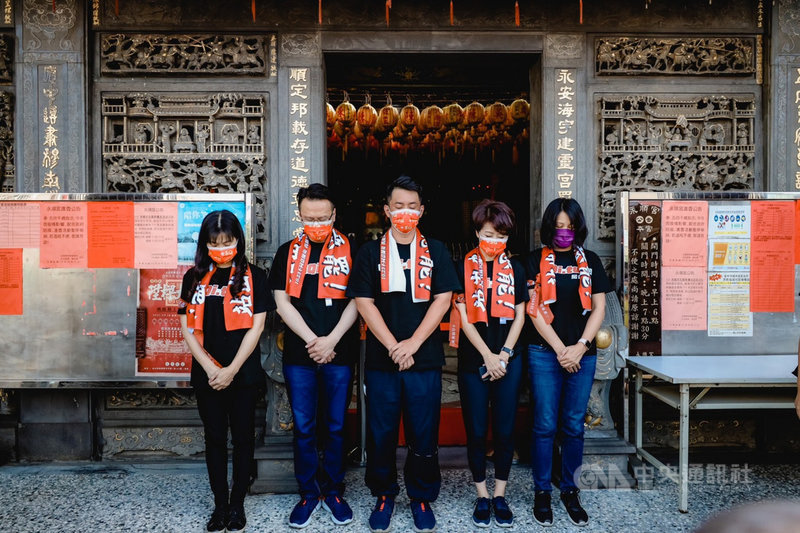 台灣基進立委陳柏惟(中)罷免案投票倒數,他16日展開選區徒步活動前,與在場民眾為高雄「城中城」大火事件默哀。(陳柏惟服務處提供)中央社記者蘇木春傳真 110年10月16日