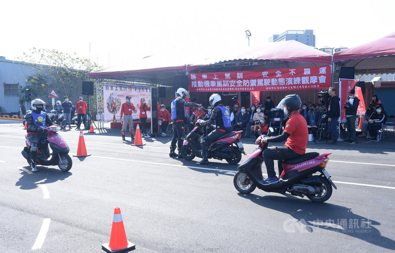 交通部祭出機車駕訓班補助,鼓勵新手考照前先學會了解路況掌握駕駛技巧,強化危險感知能力,盼減少機車事故發生率。(公路總局提供)中央社記者余曉涵傳真 110年10月16日