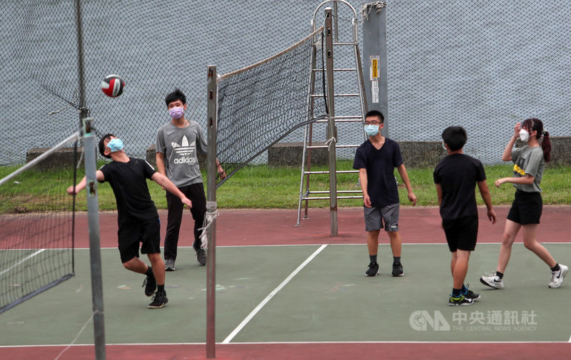 國內COVID-19疫情降溫,繼山林、海濱戴口罩規定鬆綁後,指揮中心16日透露,已研議戶外運動有條件免戴口罩,預計17日宣布相關措施。圖為週末午後,民眾在河濱公園戴著口罩打排球。中央社記者吳家昇攝 110年10月16日