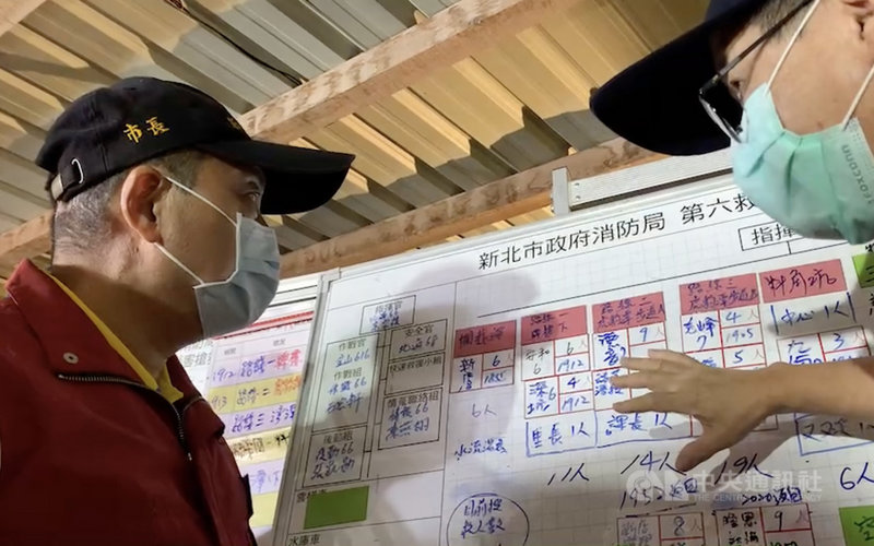 新北市雙溪區虎豹潭16日發生多人落水事件,至晚間尚有6人失聯,警消全力搜救,新北市長侯友宜(左)晚間到現場前進指揮所了解搜救狀況,並表示相關調查會持續進行,目前先以現場搶救為優先。中央社記者沈佩瑤攝 110年10月16日