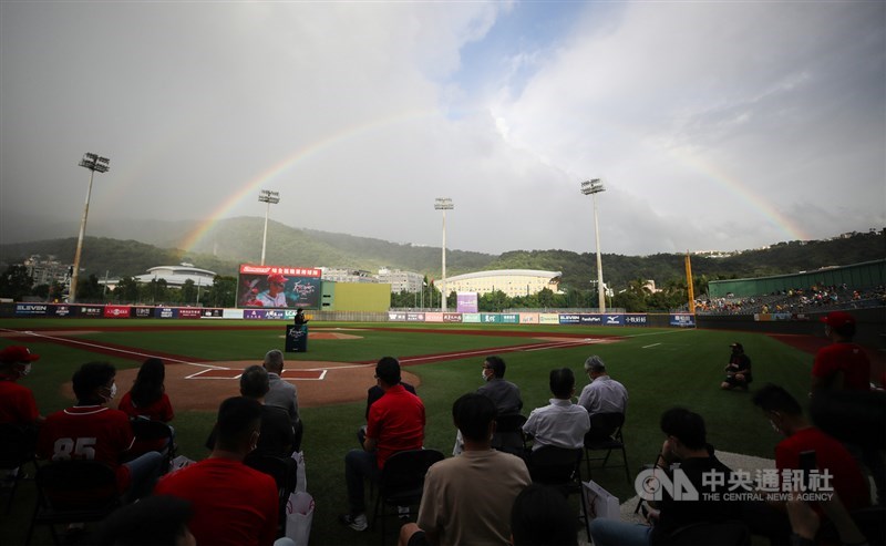 徐生明背號引退儀式出現彩虹加暴雨遺孀謝榮瑤 他在天上忍不住 影 運動 重點新聞 中央社cna