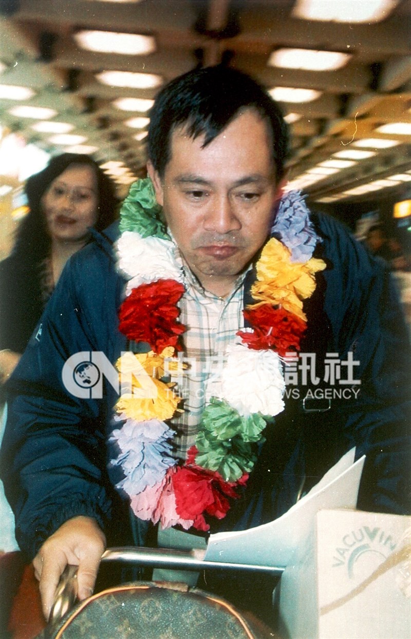 民國88年在國外得知被解散的味全龍隊總教練徐生明與隊友返國,龍隊球迷獻花給他後,他眼睛都紅了。(中央社檔案照片)