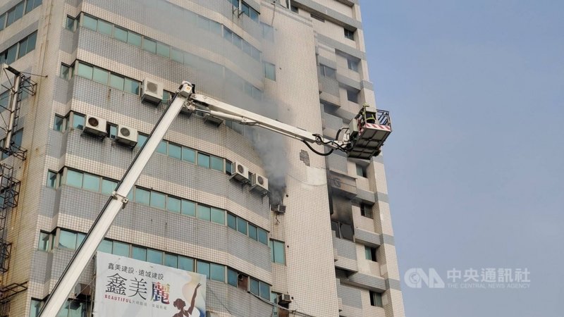 苗栗市為公路一棟商業大廈16日發生火警,現場竄出濃煙,消防隊派出雲梯車到場救援,幸無人傷亡。中央社記者管瑞平攝 110年10月16日