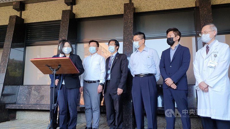 總統蔡英文(前左)16日前往探視高雄城中城大樓火災傷者後表示,已要求行政院及內政部全面檢討,強化建築管理、消防檢查以及都更危老制度不足的地方;此外,局部荒廢舊建築應建立社區管理系統,加速公辦都更。中央社記者洪學廣攝 110年10月16日