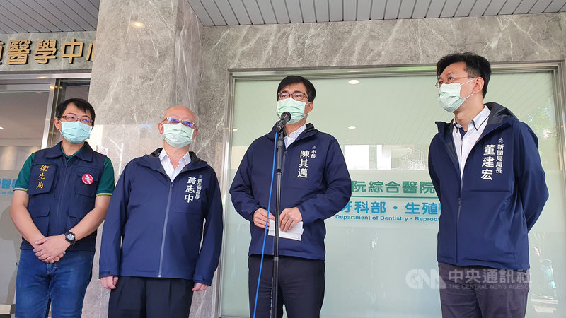 高雄城中城大樓火警造成嚴重死傷,針對藍營究責高雄市長陳其邁要求彈劾,陳其邁(右2)16日重申不會迴避調查和責任,自己也深切自責。中央社記者洪學廣攝 110年10月16日
