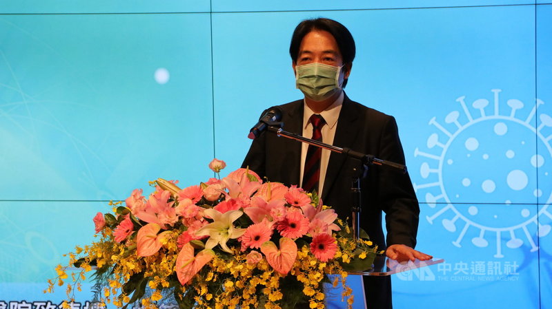 台北榮民總醫院16日上午舉辦「新冠病毒之感染防治策略與前瞻部署研討會」,副總統賴清德(圖)出席致詞,並代替總統蔡英文對北榮醫護團隊表達感謝。(北榮提供)中央社記者張茗喧傳真 110年10月16日