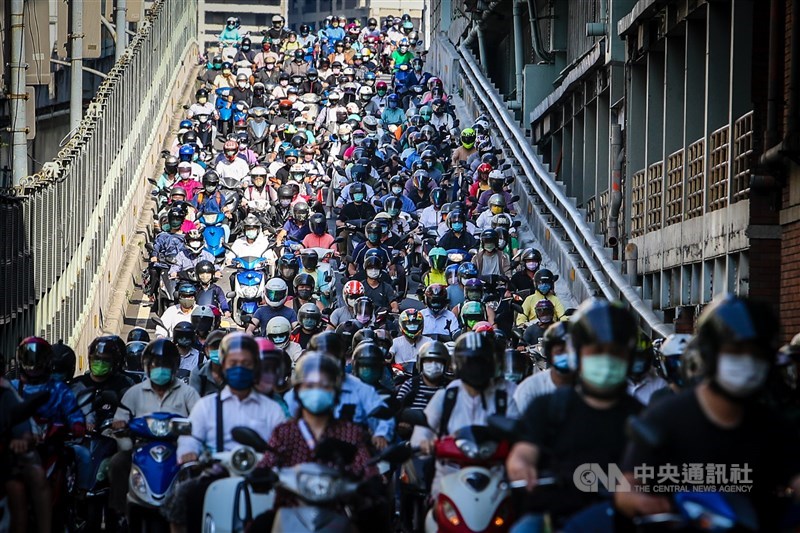 台北橋下橋引道的「機車瀑布」景象常登上國內外媒體。(中央社檔案照片)